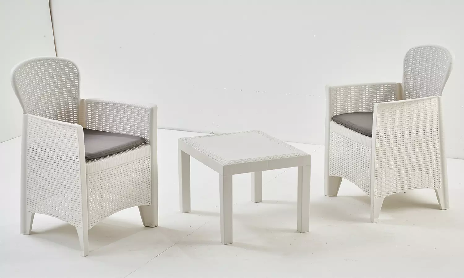 Set tavolo e 2 poltrone con cuscini