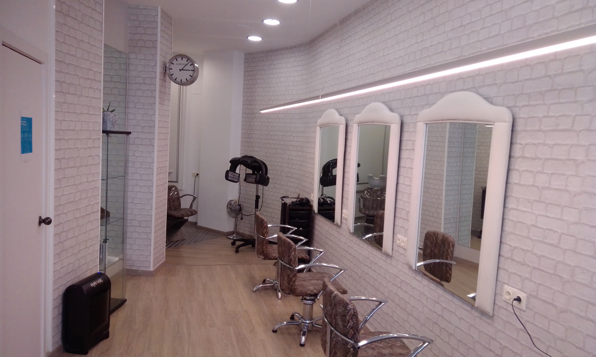 Sesión de peluquería con corte y opción a tinte o alisado de queratina