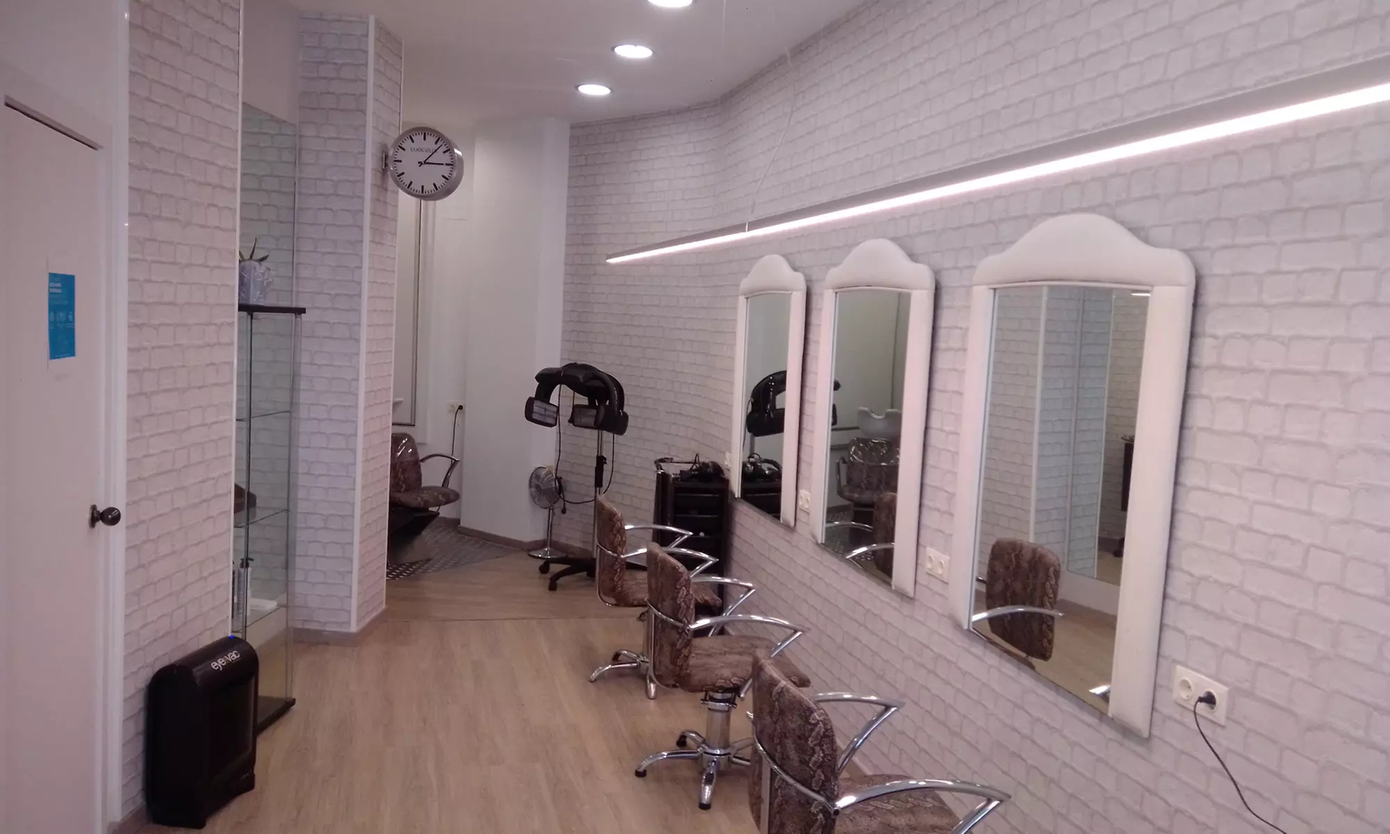 Sesión de peluquería con corte y opción a tinte o alisado de queratina