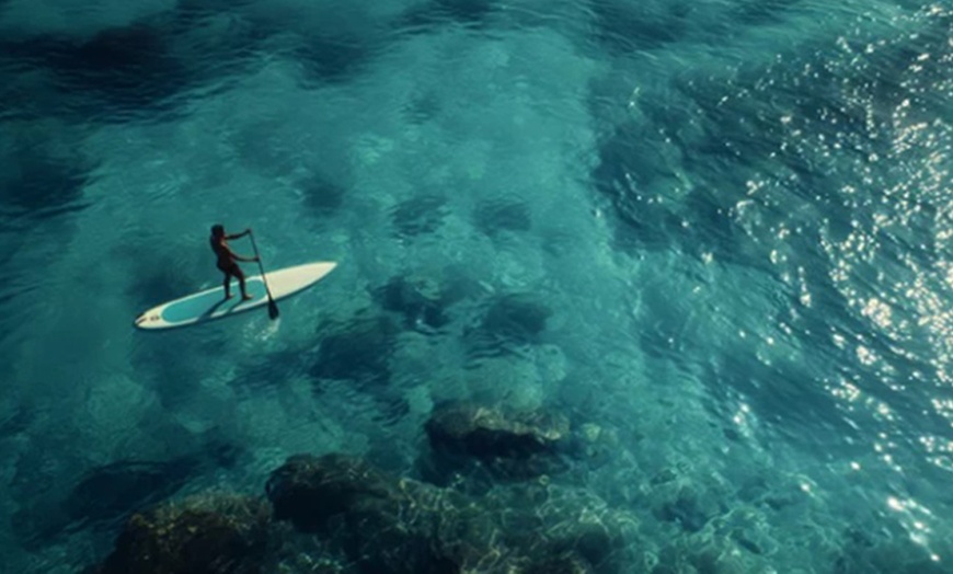 Image 1: Exploras las aguas mallorquinas: alquiler o clase grupal de paddlesurf