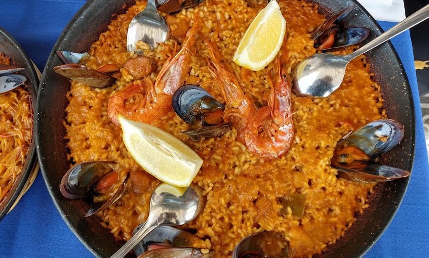 Image 9: Menú de mariscada o parrillada de carne con entrante, bebida y café