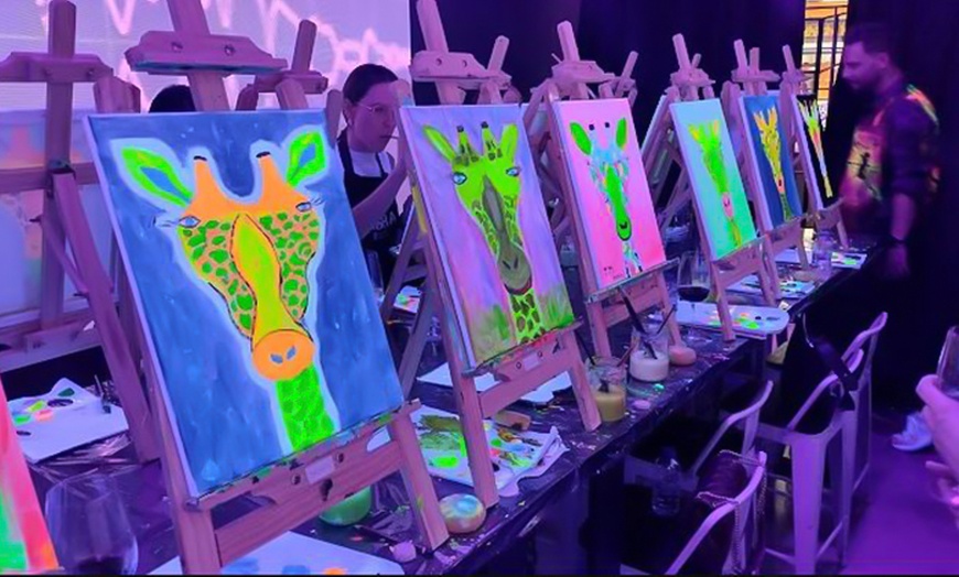 Image 9: Taller de pintura con luces neón, música y vino ilimitado 