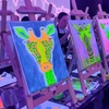 Image 9: Taller de pintura con luces neón, música y vino ilimitado 
