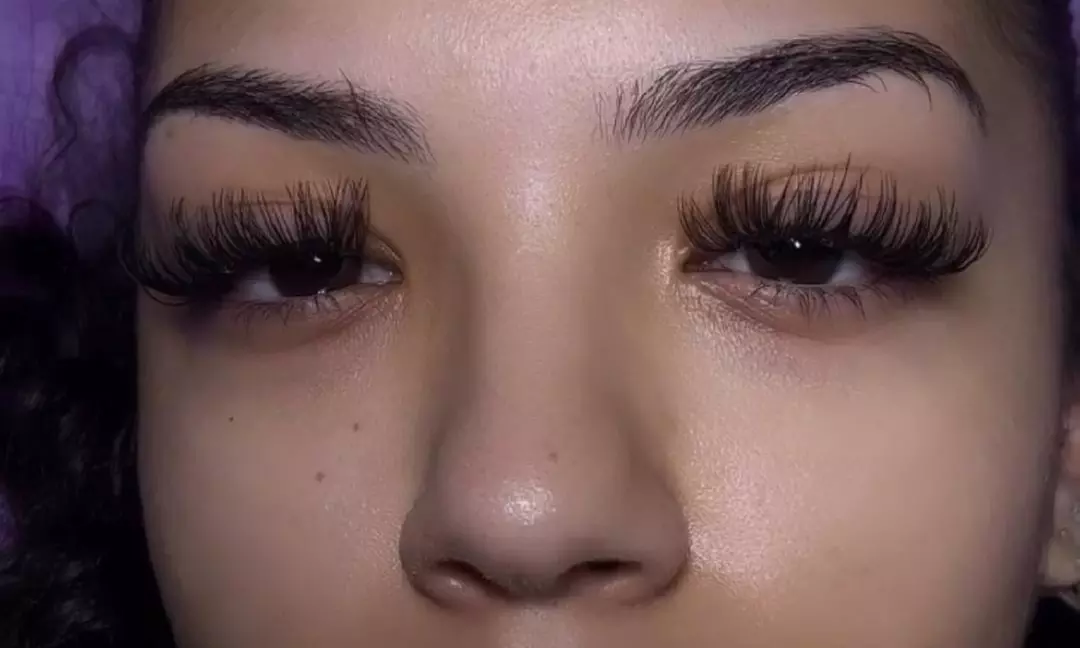 Blend Styles with Hybrid, Whispy, or Volume Set Eyelash Extensions