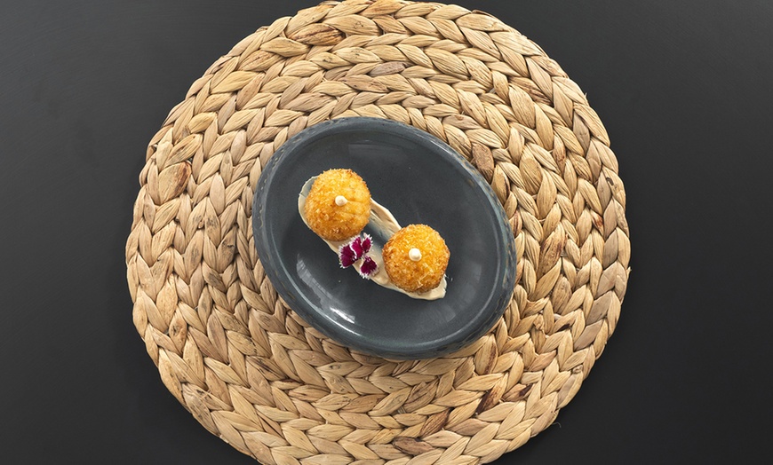 Image 3: Menú de cena gourmet con 4 pases y vino para 2 o 4 al lado de la playa