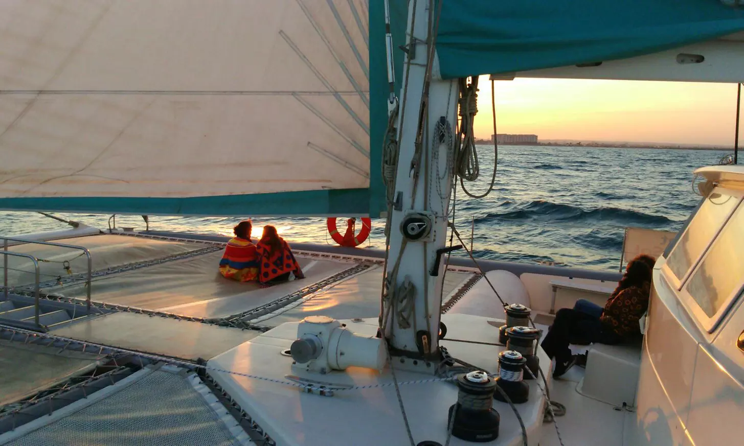 Tour a vela de 1 hora para 2, 4 o 6 personas por la costa de Valencia