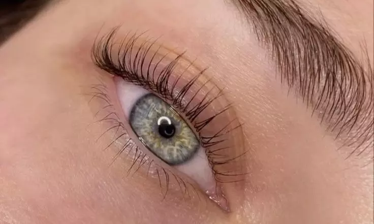 Wimperkrul die wél blijft zitten: lash lift behandeling in Rijswijk