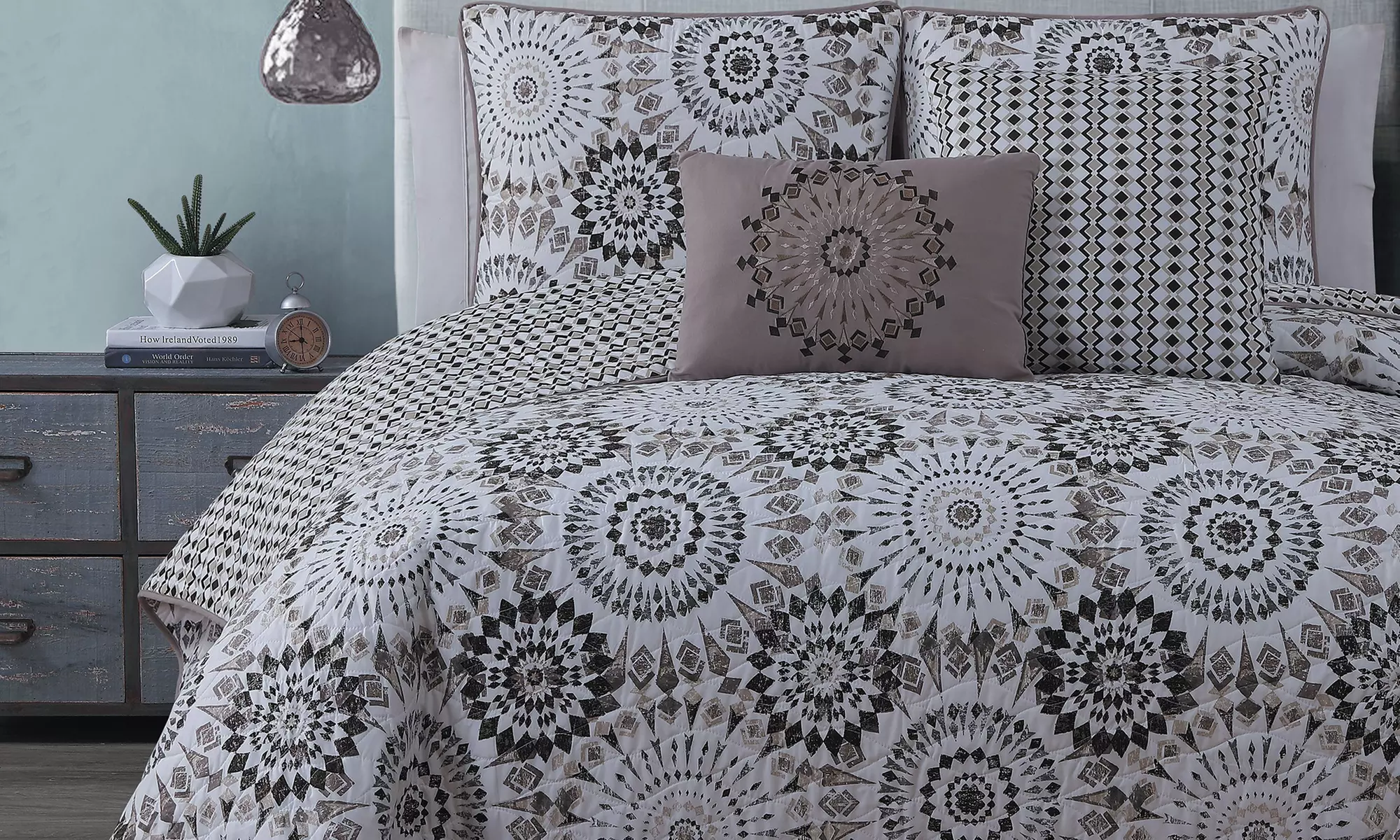 Reversible Printed Quilt Set (5-Piece) - Primary Image