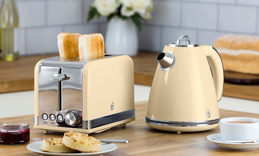 Image 2: Swan Retro-Style Kettle and Toaster