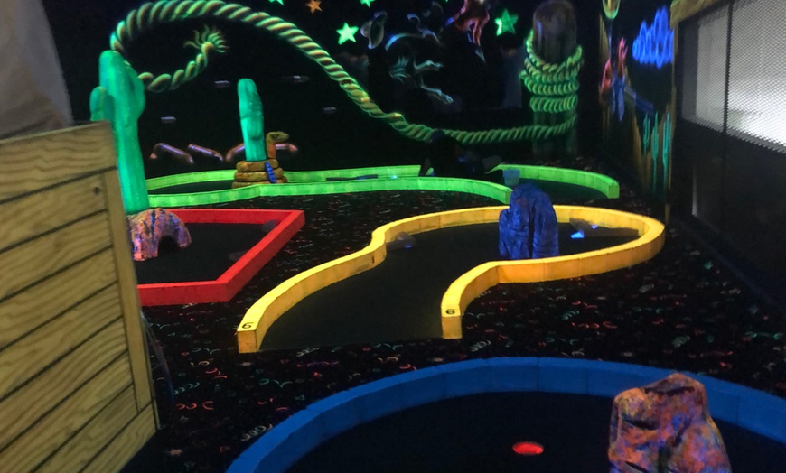 Image 4: Glow-in-the-Dark Mini Golf