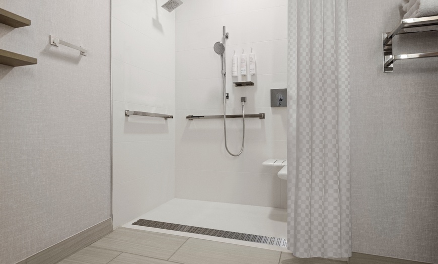 Image 15: Modern Stay with Easy Access to NYC