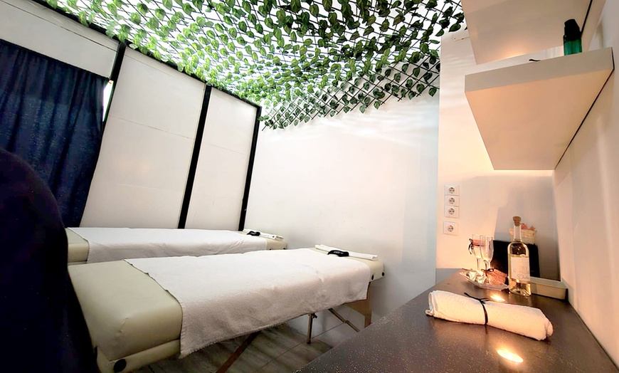 Image 6: Ritual de masaje con cava, bombones y opción a craneofacial para 1 o 2