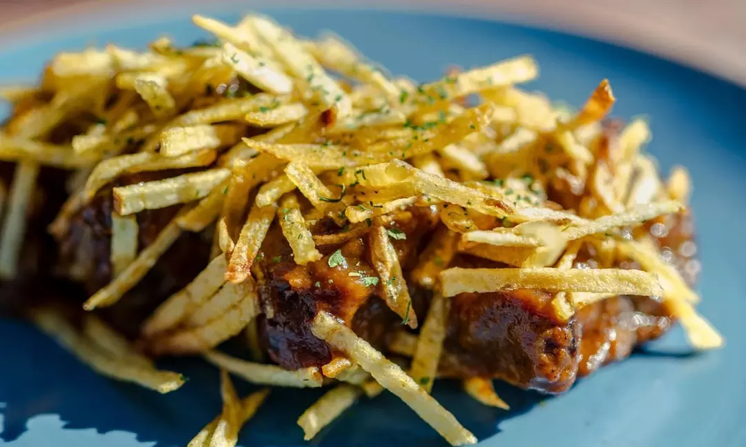 Menú picoteo para 2 o 4 personas con tablas y bebidas a elegir