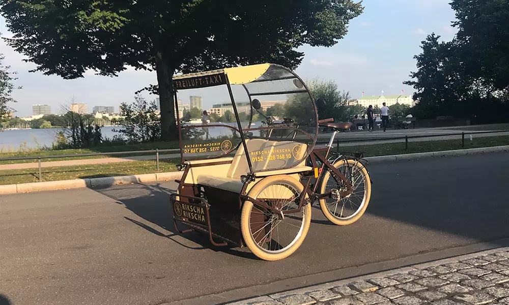 Winterzauber auf Rädern: Romantische Rikscha-Fahrt inkl. Heißgetränk