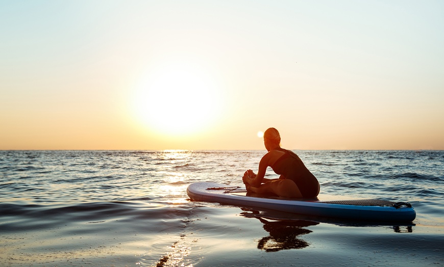 Image 1: Practica el deporte de moda con un servicio de alquiler de paddle surf