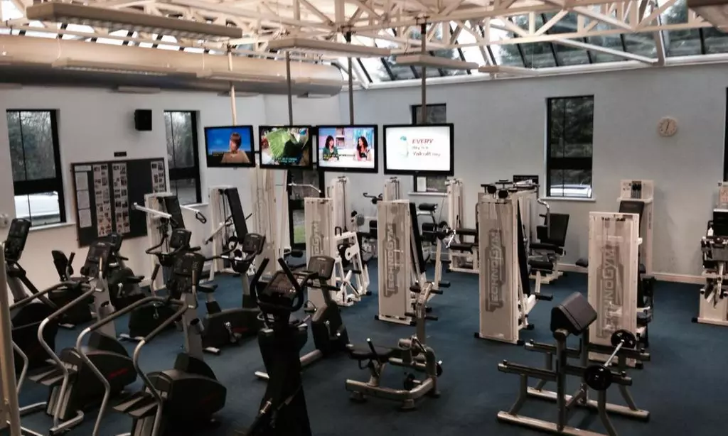 Charming Chester: For 2 or 4 with Breakfast, Bubbly and Pool Access