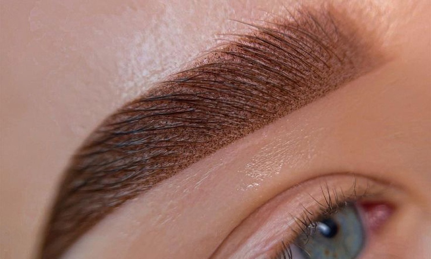 Image 11: Luce un eyeliner semipermanente con microblading o micropigmentación