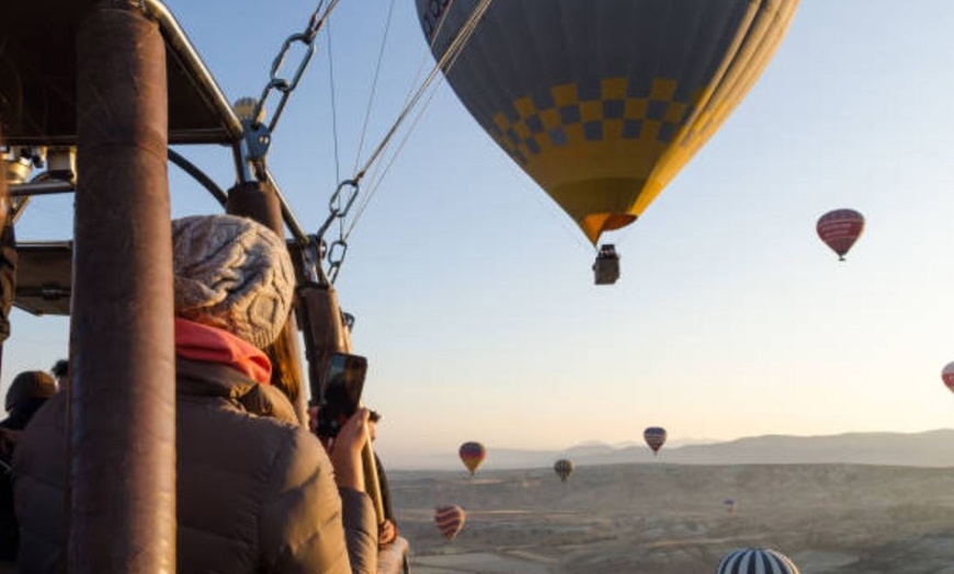 Image 6: Viaje en globo para 1 o 2 personas al amanecer con desayuno y brindis