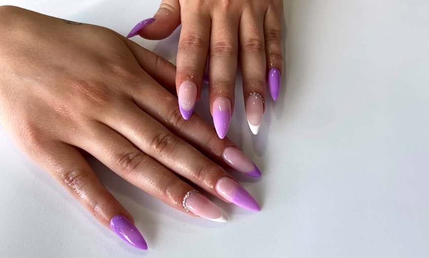 Image 1: 1 o 3 sesiones de manicura y/o pedicura clásica o semipermanente