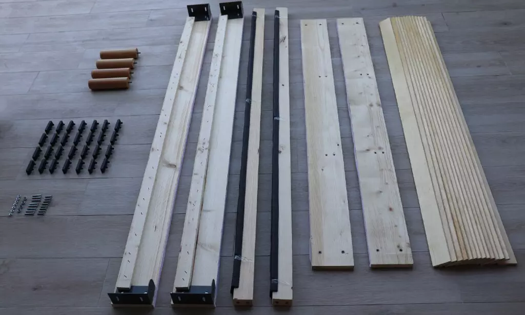 Sommier-Bett mit Polsterung