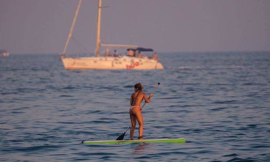 Image 8: Paddleboarding al atardecer con mojitos incluidos para 1 o 2 personas