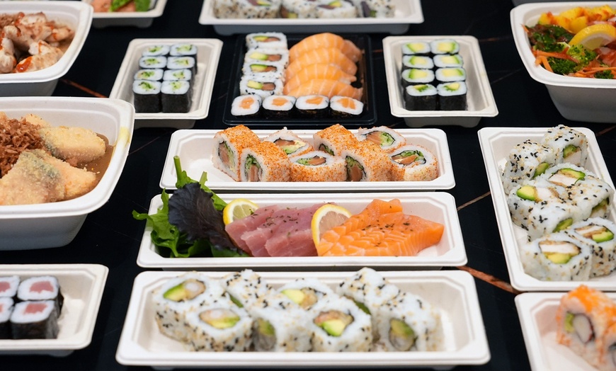 Image 4: 30 Piece Sushi Platter w/ Starter & Drinks for Two or Four 