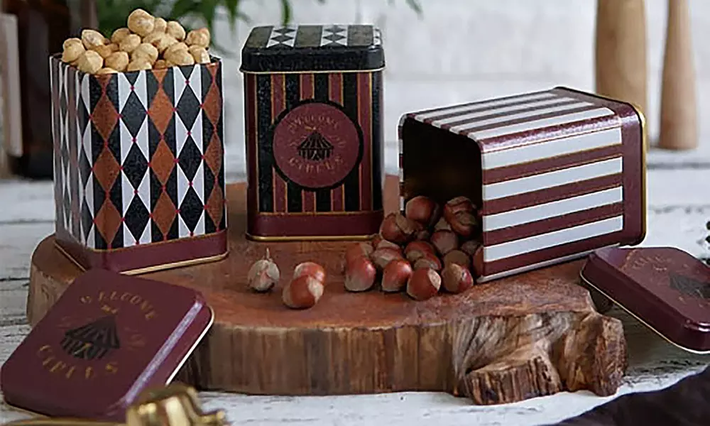 Set da cucina con barattoli e portapane