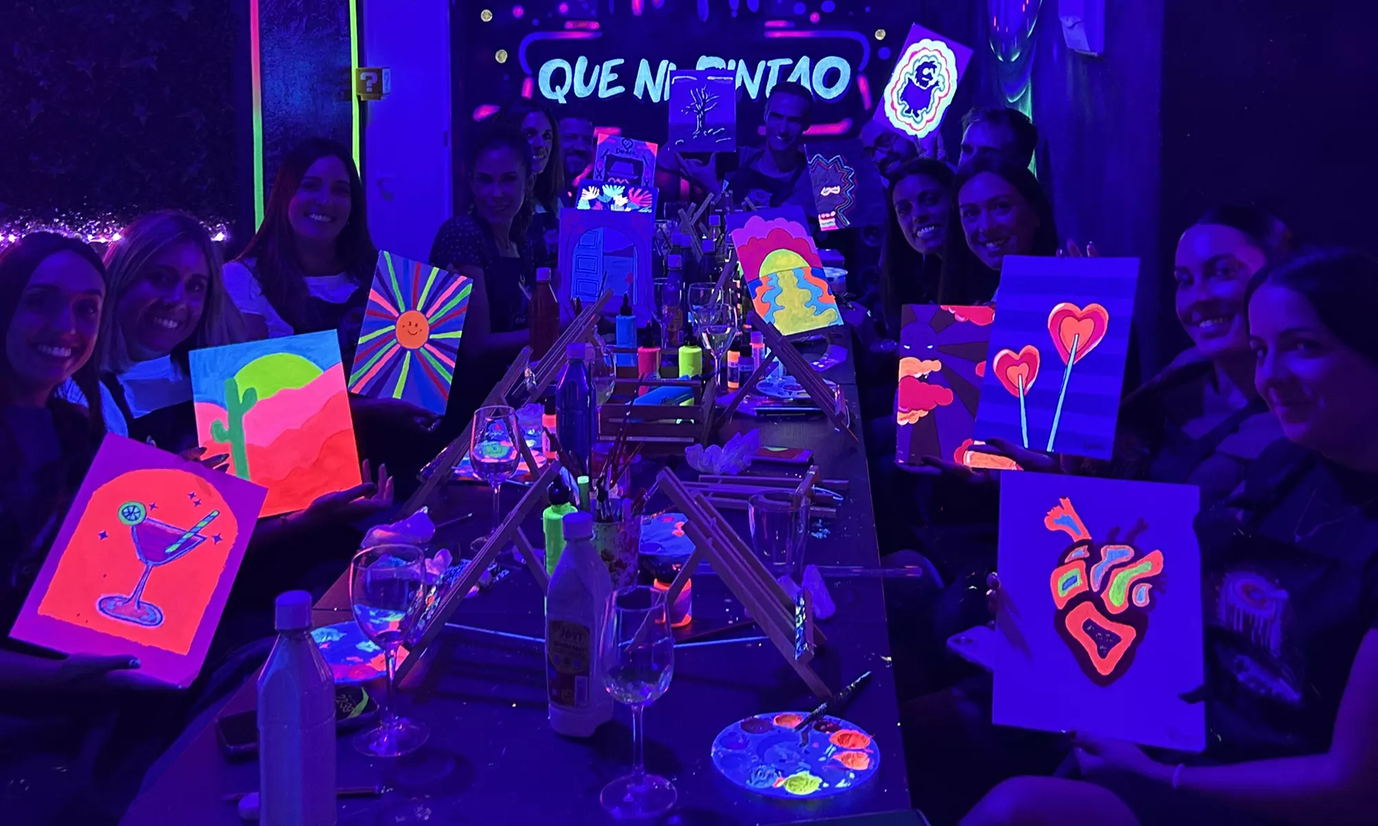 Taller de pintura de un cuadro fluorescente con vino ilimitado o bebidas para 1 o 2 personas; ahorra hasta 27% - Primary Image