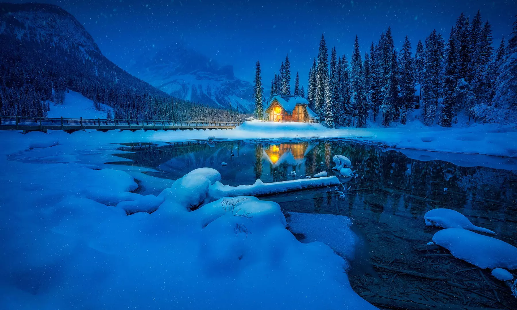 Winter Day Tour for 3 lakes: Lake Louise, Emerald Lake, Peyto Lake - Up to 22% Off  - Primary Image