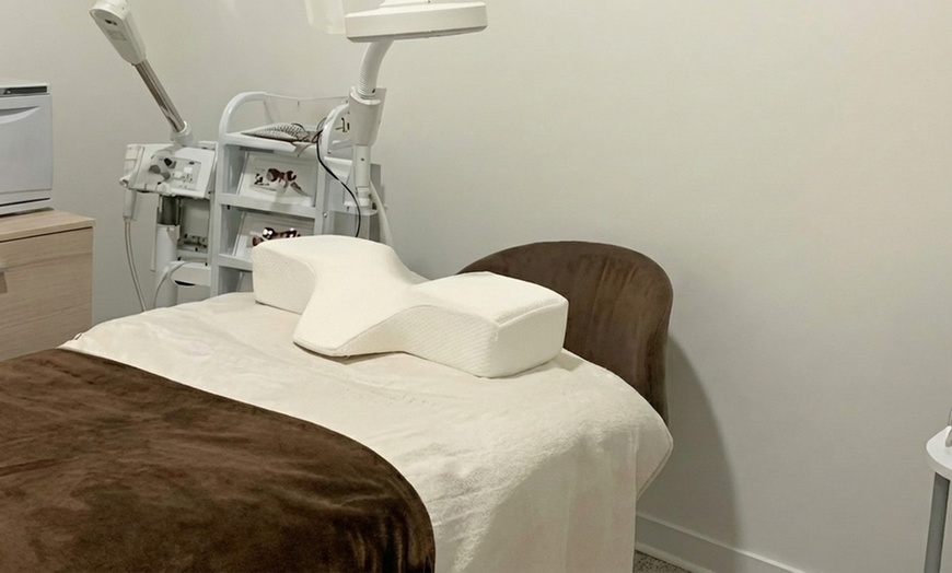 Image 2: Get Smooth Skin with 1, 3, 5, 10 Brazilian/Bikini Wax