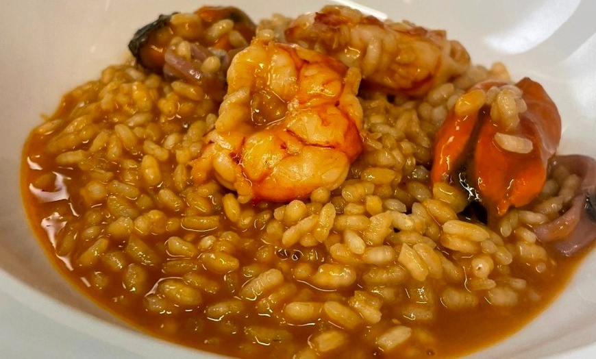 Image 1: Menú mediterráneo completo para 2 o 4 con opción a vino en El Carmen