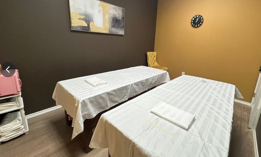 Image 2: Unwind with a 60, 90, or 120-Minute Couples Massage
