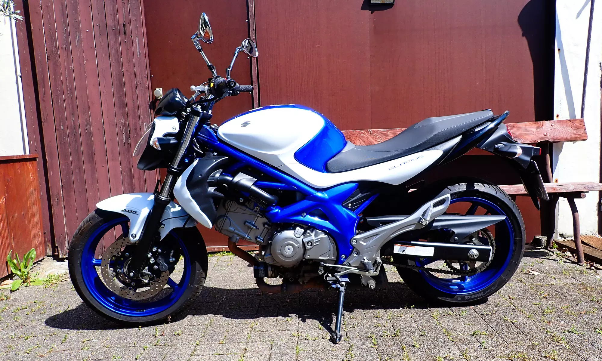 Motoradverleih mit verschiedenen Modellen für bis zu 4 Tage