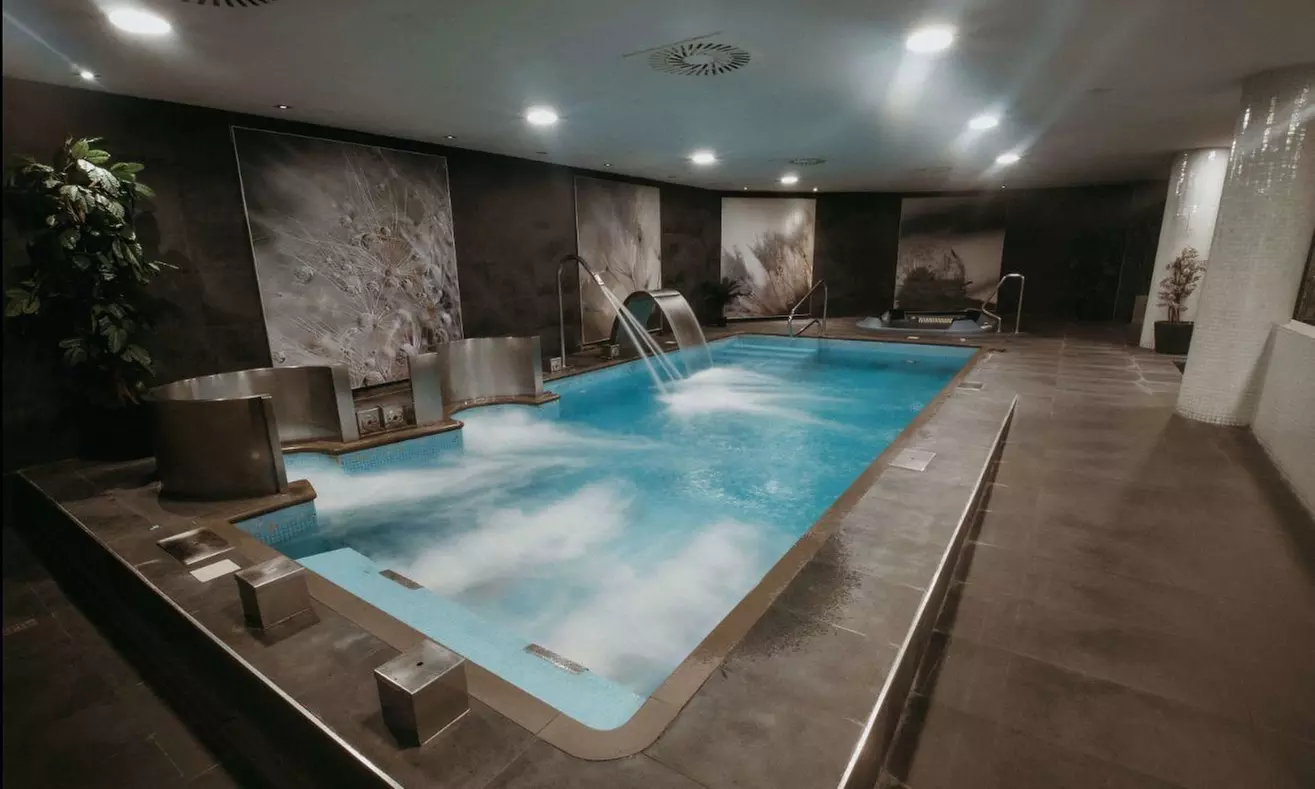 Circuito spa y masaje relajante en Azz Hotel Langre Spa