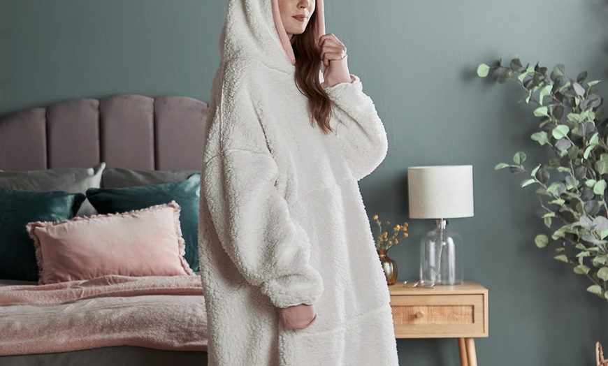 Image 5: Silentnight Snugsie Oversized Reversible Hoodie
