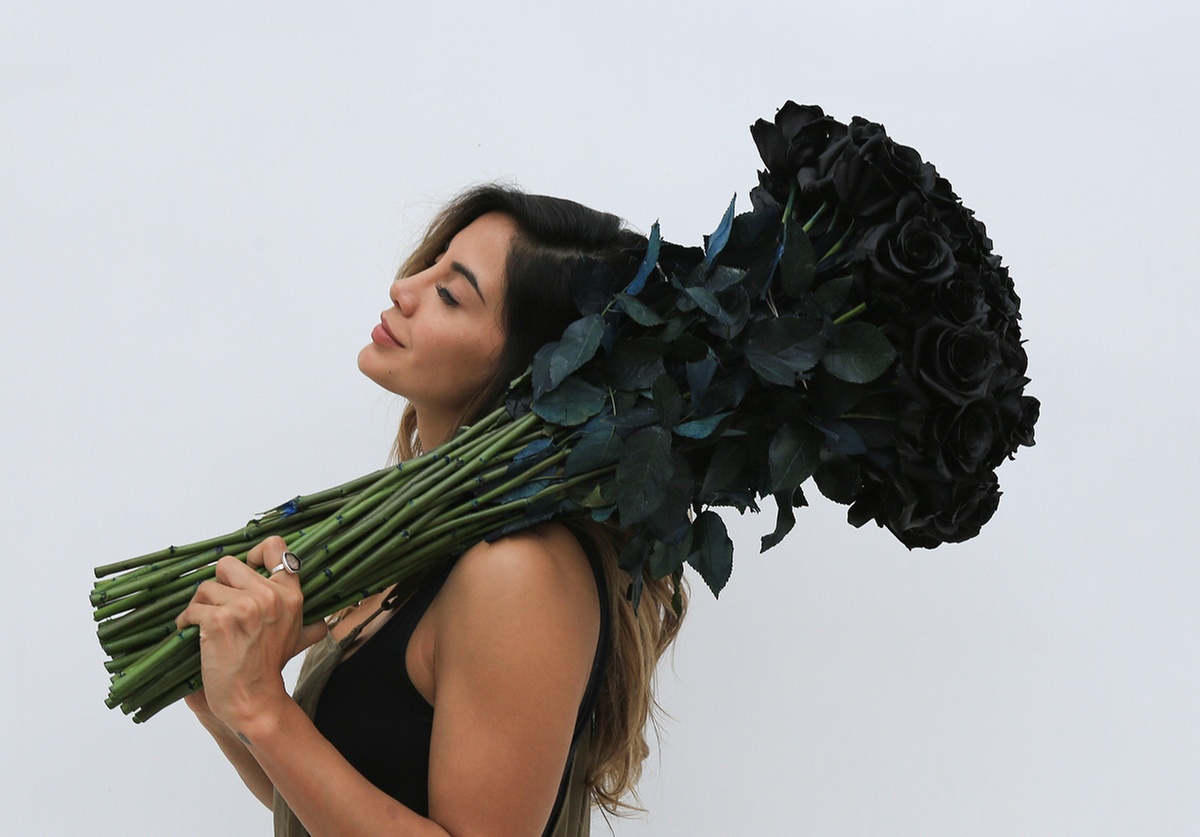 Rare. Elegant. Bold. Black Roses from Rosaholics Are The Ultimate Surprise Up to 71% Off.