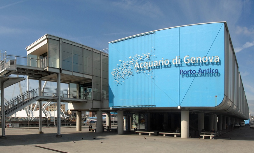 Image 2: Genova: 1 notte con colazione, Acquario, Biosfera e Mostra Illusioni 