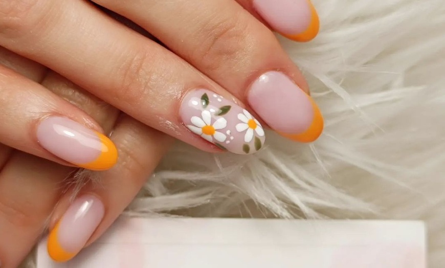 Image 2: Manicura o pedicura con esmaltado normal o semipermanente