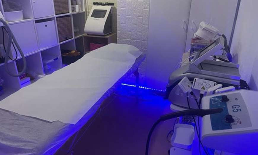 Image 2: Tratamiento facial con máscara de luz LED en Energízate