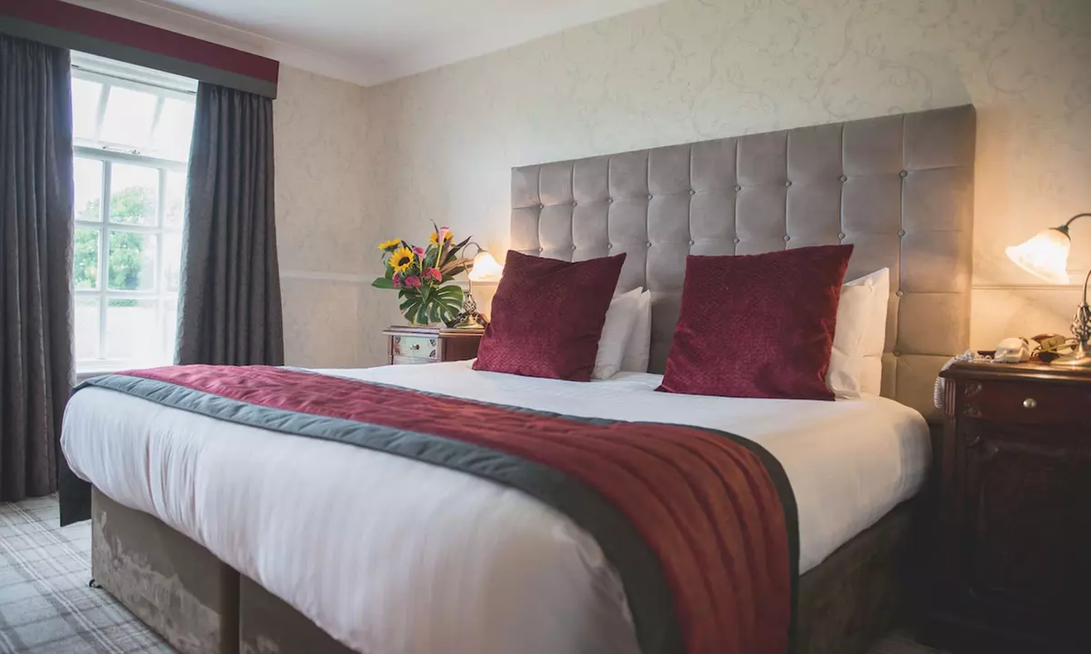 Cheshire: Executive Double Room with Breakfast and Bottle of Prosecco