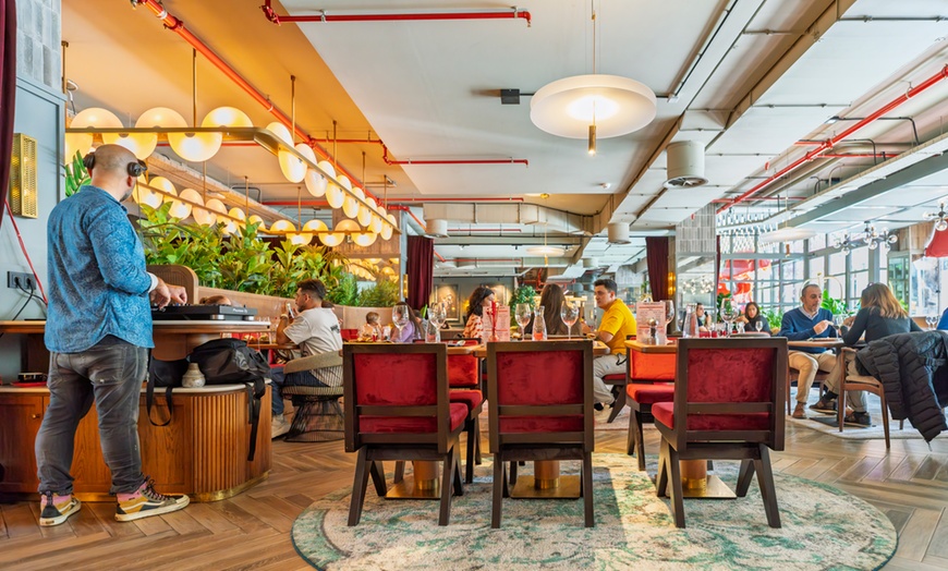 Image 23: Brunch ilimitado con bufé libre de comida y bebida para 2 o 4 personas