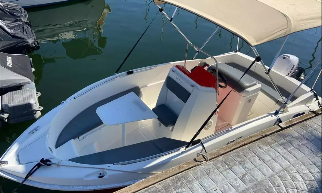 Alquiler de embarcación sin licencia para 6 personas hasta 8 horas