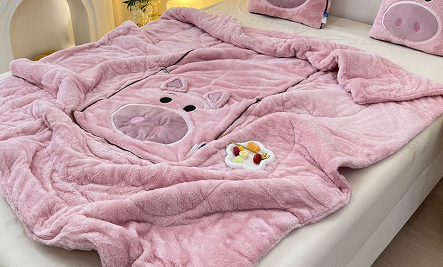 Image 7: Coperta e cuscino a tema cartoni