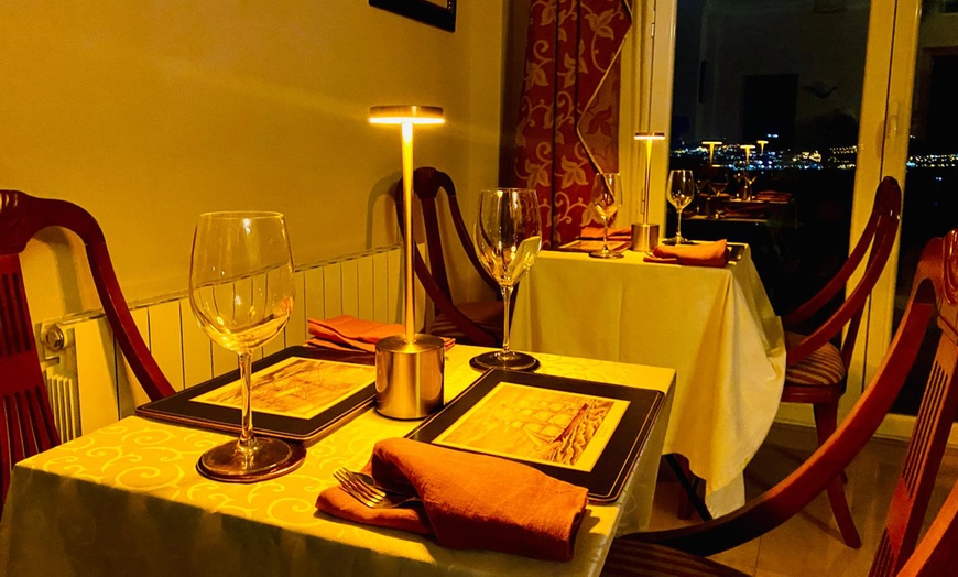 Image 7: ¡Saborea un menú de platos tradicionales con vistas a toda Granada!