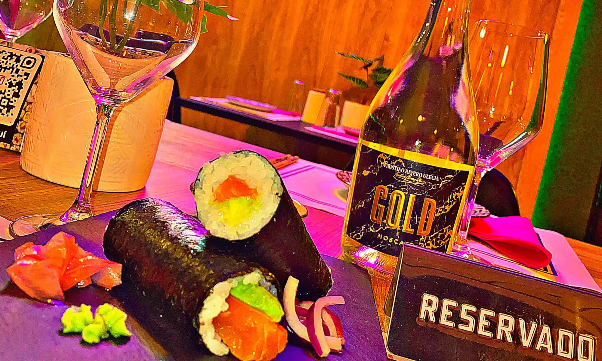 Planazo de sushi: menú para 2 o 4 personas con tabla a compartir