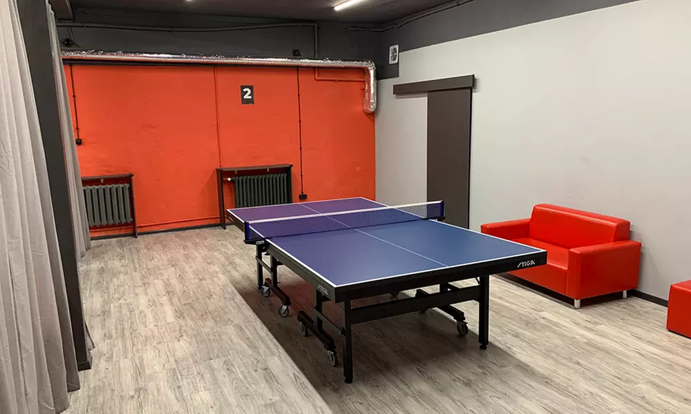 Wynajem stołu do tenisa stołowego na godzinę i opcjonalne rakietki