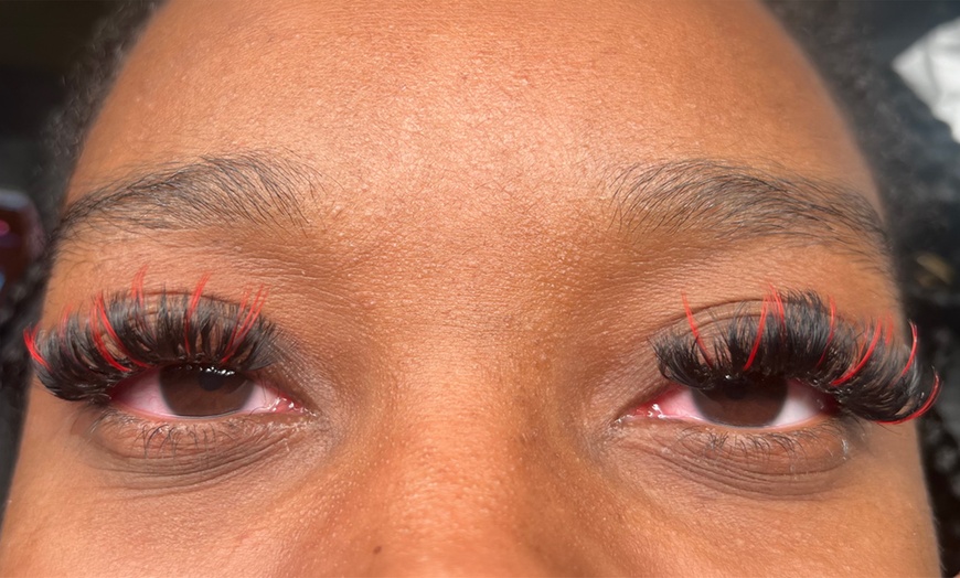 Image 4: Customizable Lash Sets at Flutter and Bloom to Enhance Your Style