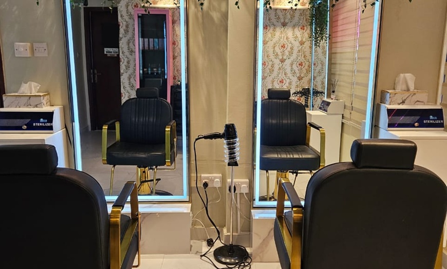 Image 4: Unwind with  30 or 60 Minutes Full Body Spa Treatment or Head Spa