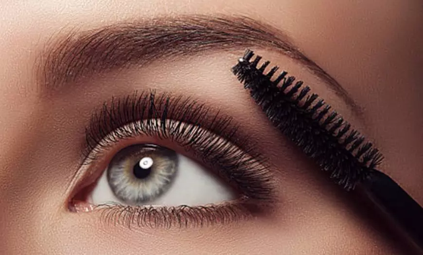 Image 1: Sesiones de lifting y tinte o extensiones de pestañas a elegir para 1