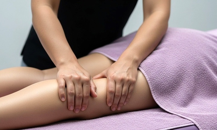 Image 3: Masaje relajante, descontracturante o deportivo de 30 o 60 minutos